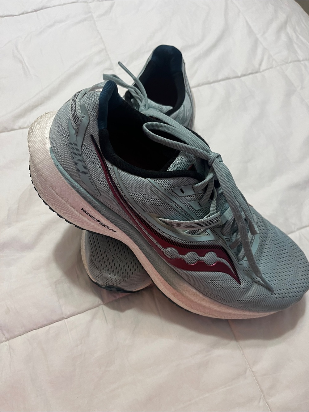 Saucony Women’s Light Gray Running Shoes with Pink Accent